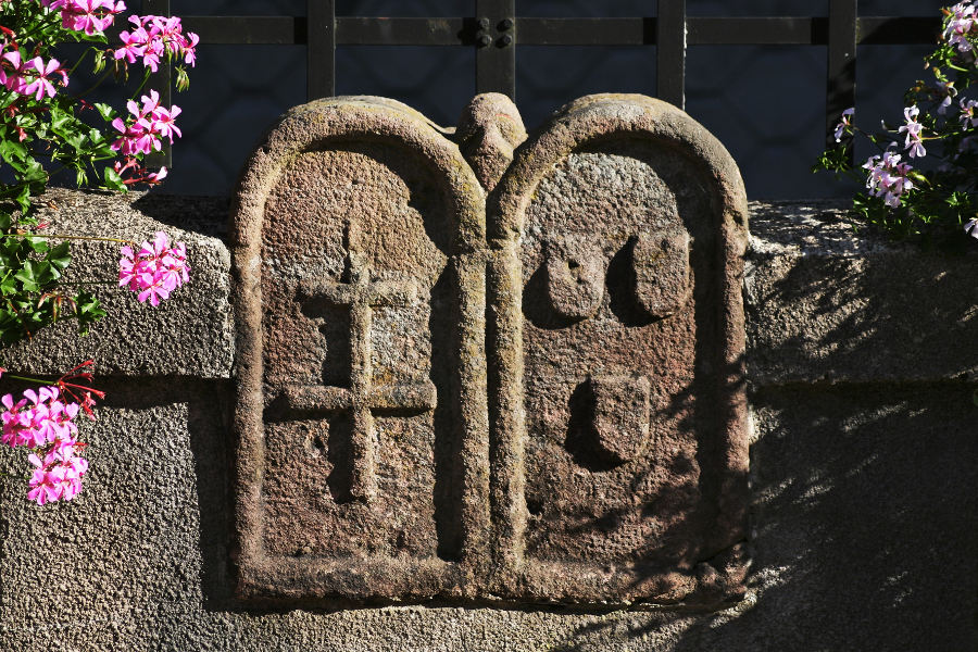Borne frontière rue de la vieille poste, avec les armoiries du Duc de Lorraine (à gauche) et des sires de Ribeaupierre (à droite) – Photo A. Ducarme / CCVA.